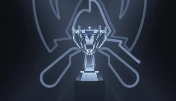 转会期又来了！最近 LPL 某战队的下路选手的女朋友是中路选手的前女友。