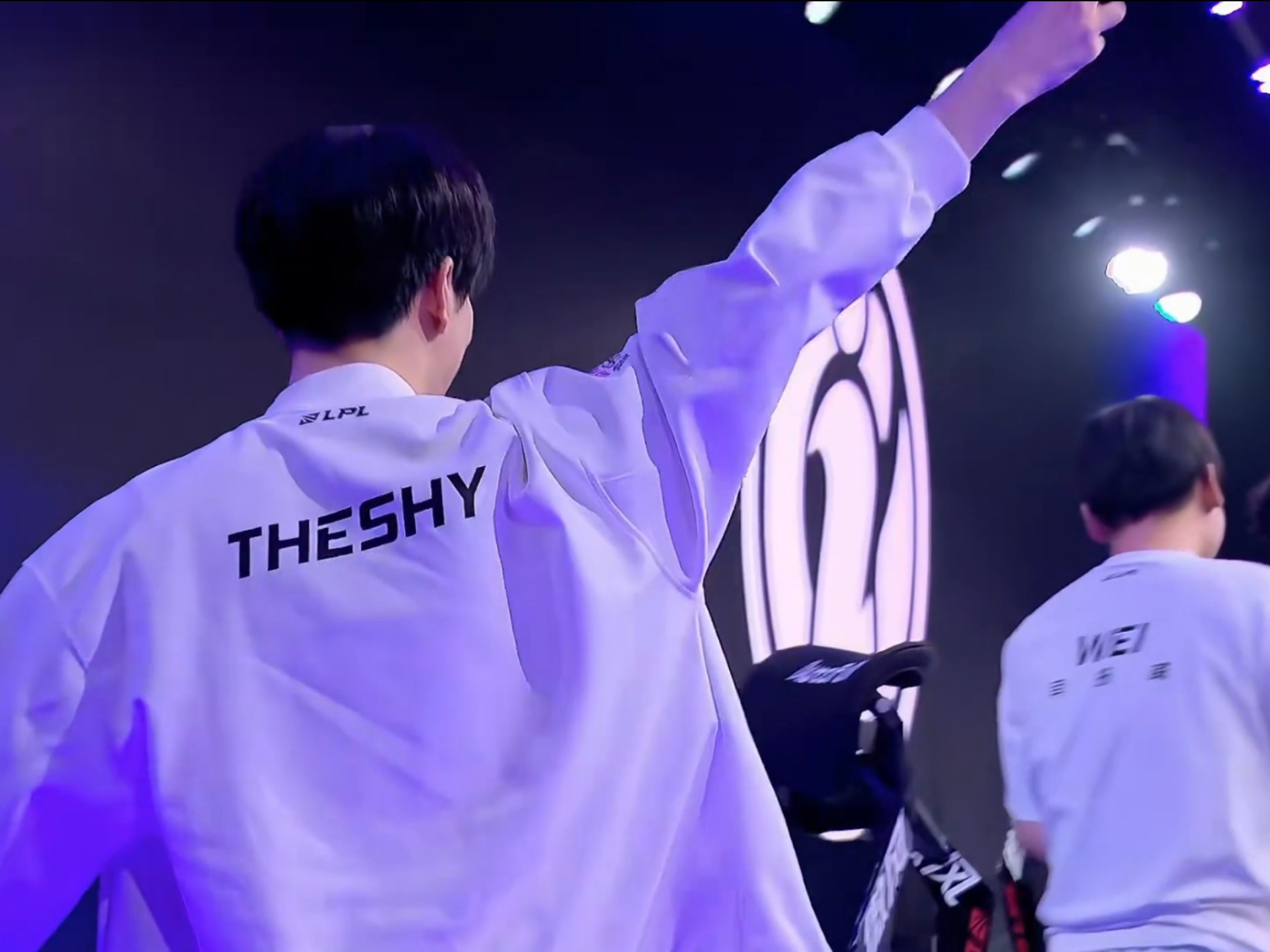 957兰博炙烤三杀 管泽元皮城执法抓爆LangX 957队1-0LangX队